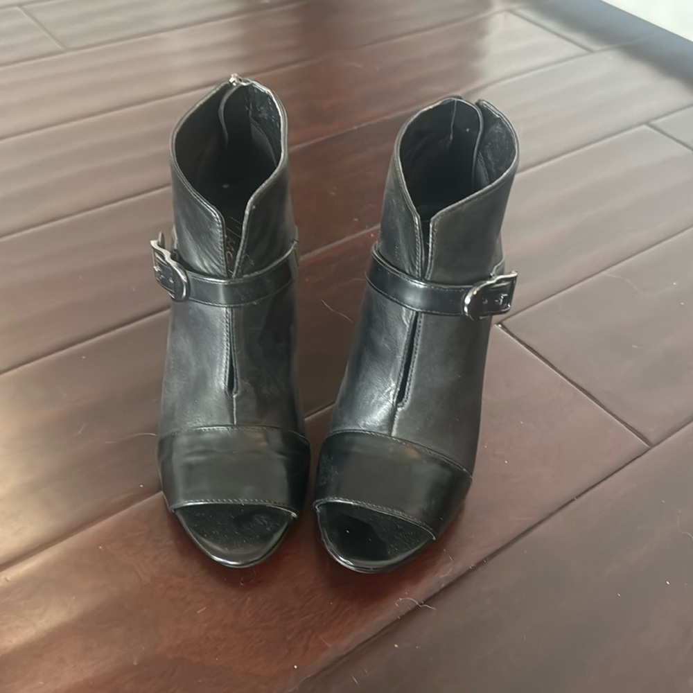 Marc Fisher size 5 black leather ankle boot